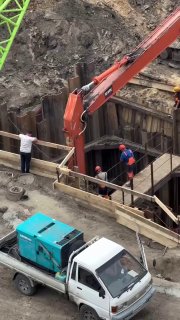 Очистка трубы в коллекторе: специалисты устраняют пробку из отходов