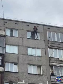 Спасатели проникли в квартиру через окно ради помощи пенсионерке