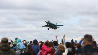 Су-34 впечатлил зрителей новосибирского авиафестиваля своими фигурами пилотажа